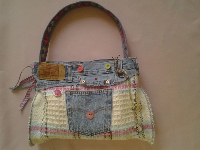 e poi con qualche bottone di recupero, qualche ritaglio di stoffa,un po'di cotone e la treccina estiva di mia figlia ecco realizzata la borsa 