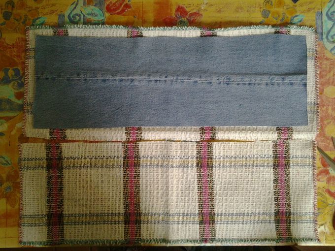 Sempre con qualche ritaglio di jeans e un panno per pulire i pavimenti...