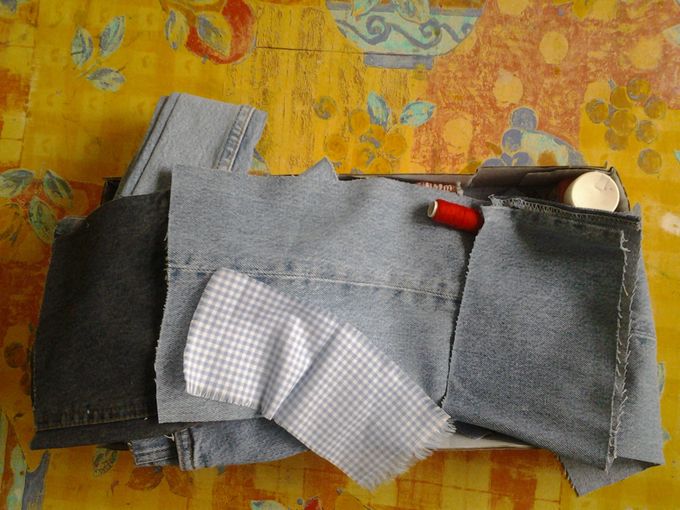 Qualche ritaglio di jeans, pochi pezzetti di stoffa a quadretti azzurri, un po' di cotone e colore rosso per stoffa , prima ...