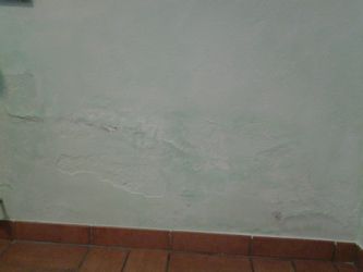 Un tratto di muro della cucina  che ricorrentemente tutti gli anni , nonostante i trattamenti antiumidita', si rigonfia e si scrosta...