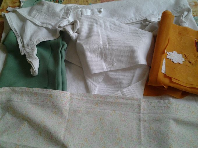 Con una tenda sdrucita, un liso lenzuolo, qualche ritaglio di stoffa colorata che occupavano spazio in un cassaetto dell'armadio...