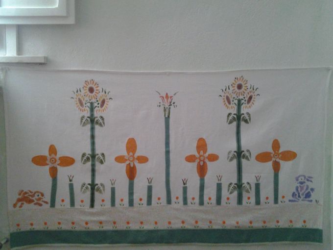 Ho realizzato questo pannello in tinta con le decorazioni della stanza, per coprire lo scempio:
occhio non vede....