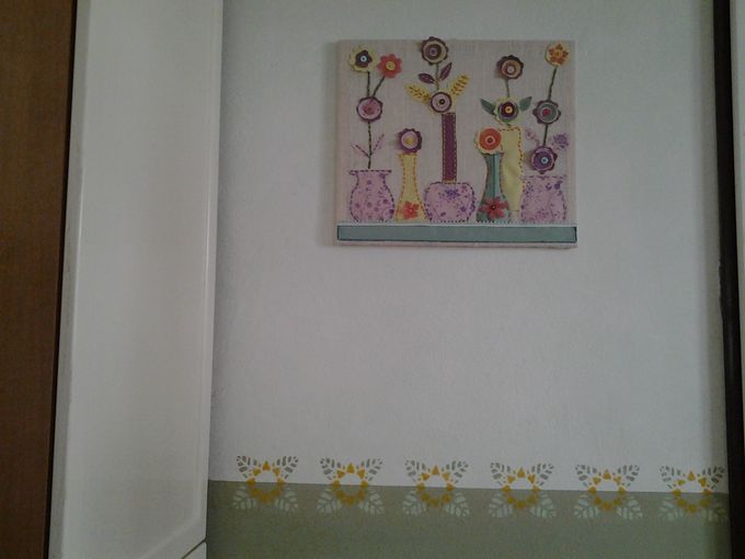Uno spazio riempito dai colori di materiali riciclati, poi...
